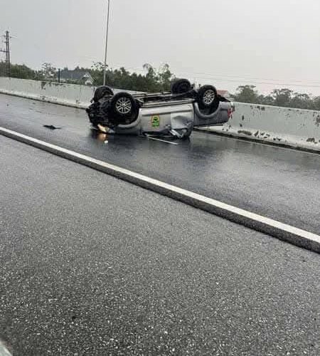 Bán tải lật trên Cao tốc Vân Đồn – Móng Cái đoạn Quảng Nghĩa cũ.