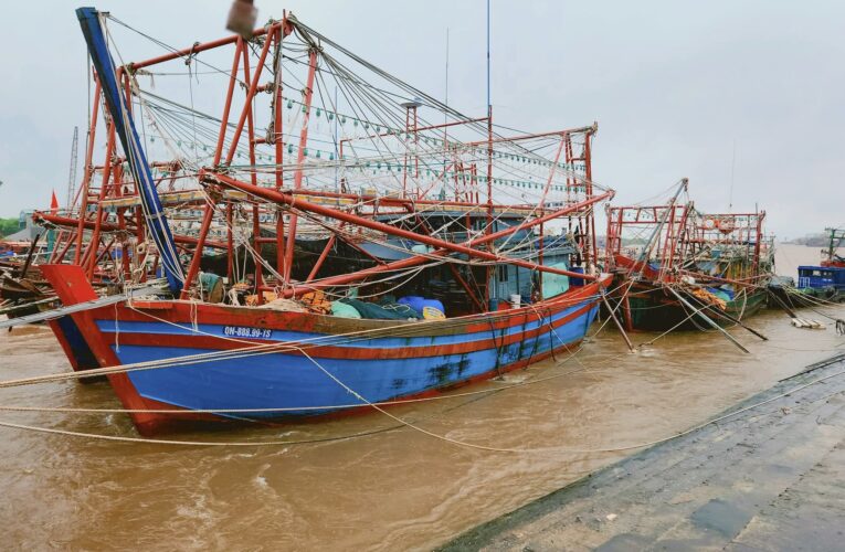 Video cận cảnh mực nước dâng cao, lũ đổ về các cầu ngầm 1,2 và bến Hải Tân