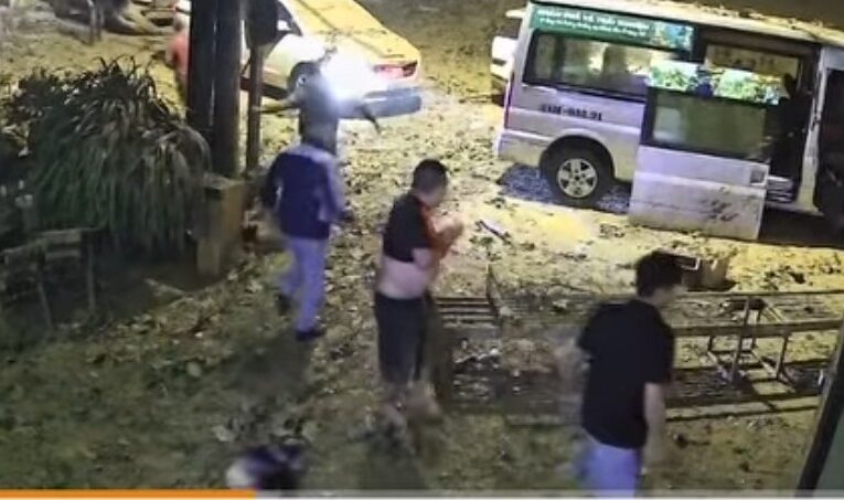 Video: Sạt lở bất ngờ , nhiều người kịp lao ra khỏi xe, thoát chết  trong gang tấc.