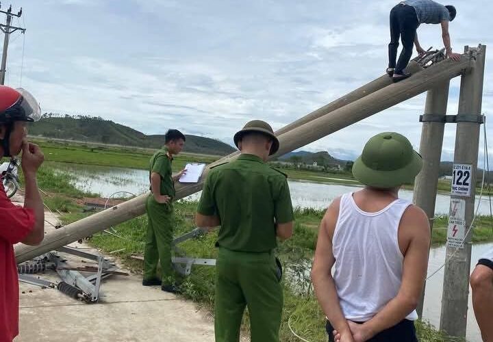 Hà Tĩnh: Hai cột điện đổ sau bão số 10, lộ phần sắt hộp, công an vào cuộc