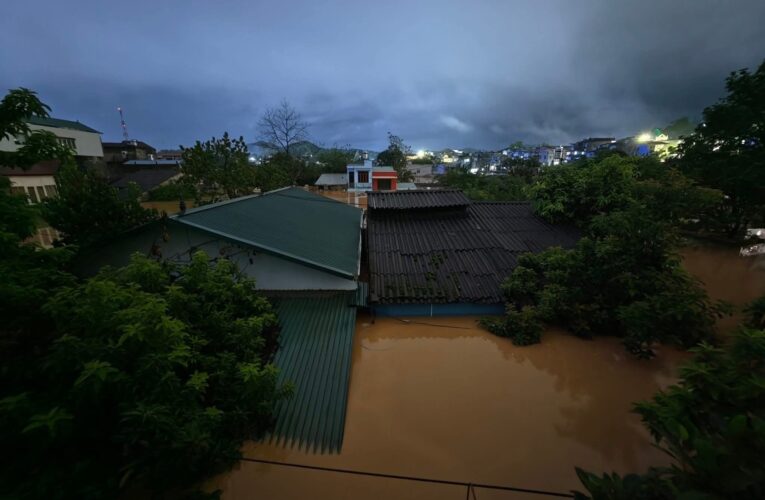 CẬN CẢNH CAO BẰNG CHÌM TRONG BIỂN NƯỚC