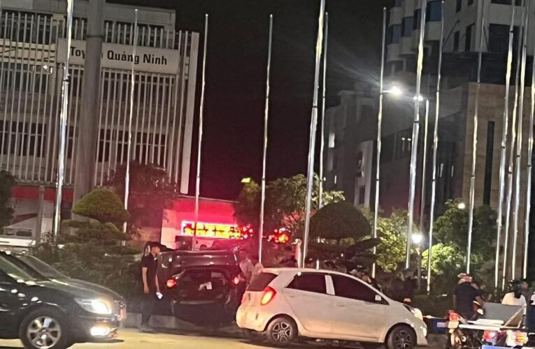 Clip cận cảnh xe con nằm ngửa ở vòng xuyến Tuần Châu