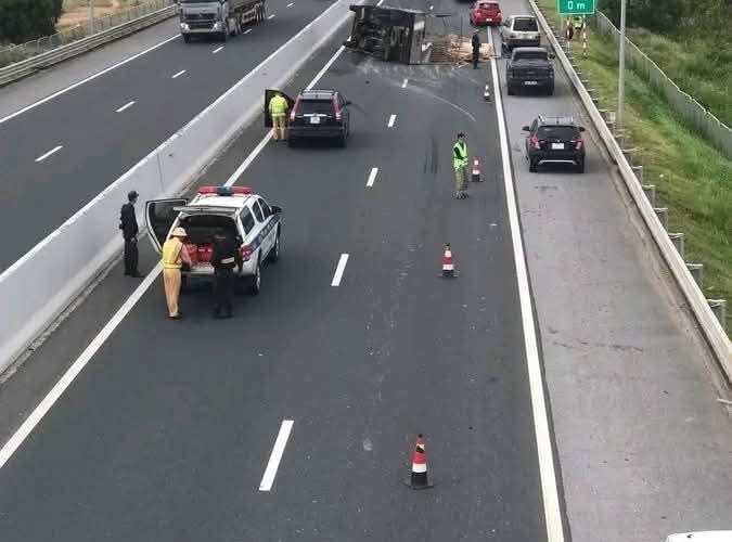 Video cận cảnh xe lật trên cao tốc Hạ Long-Hải Phòng.