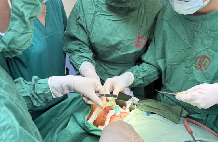 Bệnh viện Việt Nam – Thụy Điển Uông Bí kích hoạt “báo động đỏ toàn viện”, cứu sống bệnh nhân có vết thương phức tạp vùng cổ