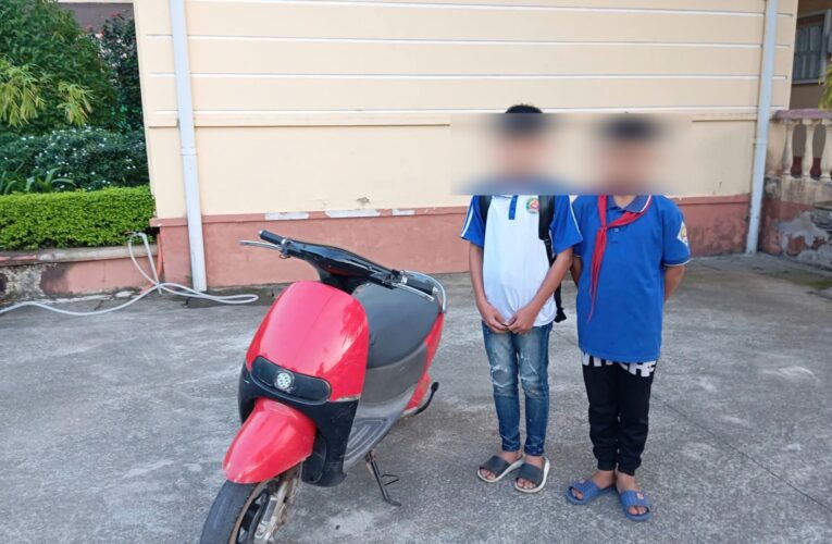 CÔNG AN XÃ QUẢNG HÀ XÁC MINH, XỬ LÝ HAI HỌC SINH ĐI XE MÁY ĐIỆN LẠNG LÁCH, ĐÁNH VÕNG TRÊN ĐƯỜNG