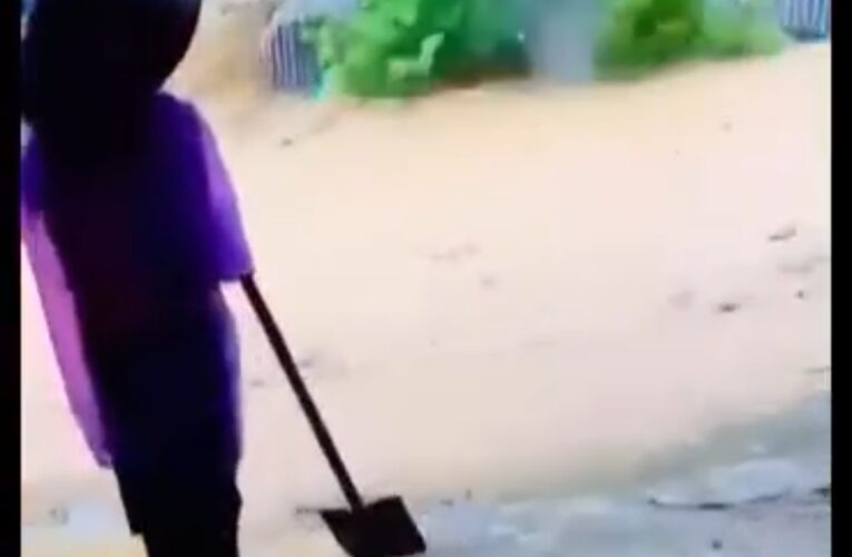 Video :sạt lở đất khiến căn nhà đổ sập