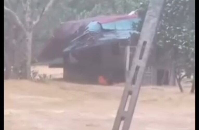 Video:Cảnh sát phòng cháy chữa cháy lao mình vào dòng nước dữ cứu hai ông bà.