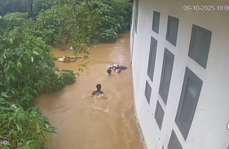 Mộc Châu: Một cô gái bị nước lũ cuốn trôi nhưng vẫn nắm chặt hai chiếc túi, không chịu buông.