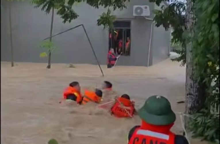 Bắc Ninh: Video cận cảnh Công an xã và các chiến sĩ Phòng Cảnh sát PCCC&CNCH đã kịp thời cứu hộ an toàn 4 người trong một gia đình, thoát khỏi dòng lũ dữ.