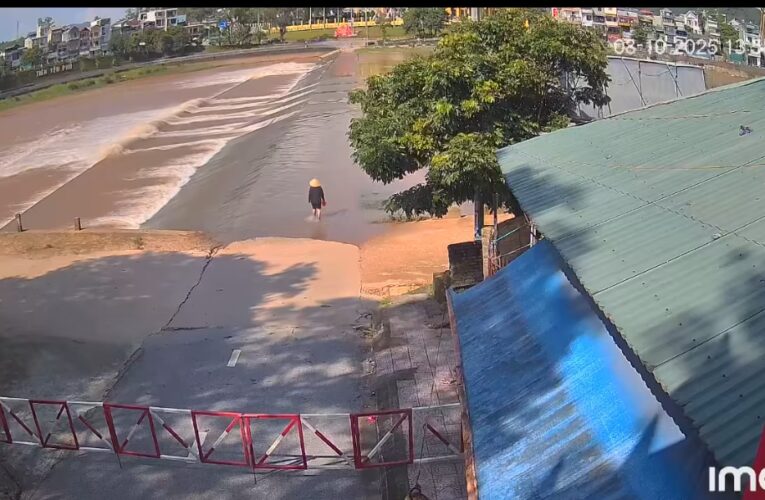 Clip người phụ nữ tại Tiên Yên băng qua cầu ngầm, mặc dù đã có lệnh cấm.