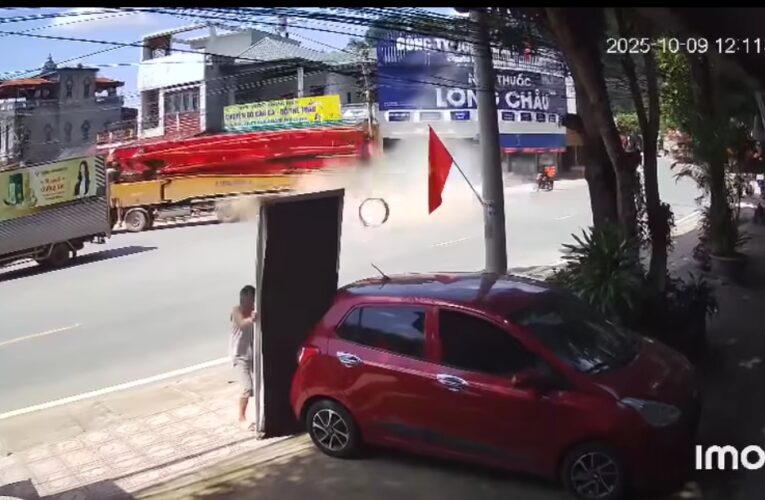 Clip ô tô nổ lốp suýt văng vào người đàn ông đứng trên vỉa hè