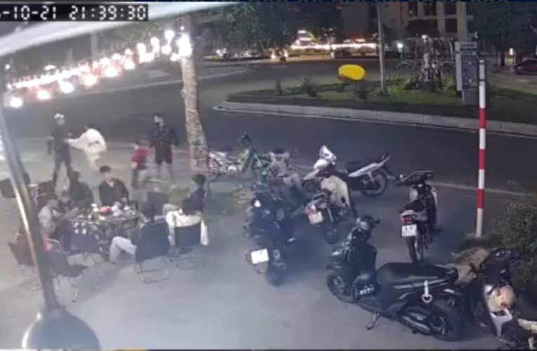 Móng Cái:Dàn báo con cầm đồ hùng hổ lao vào quán ven đường.