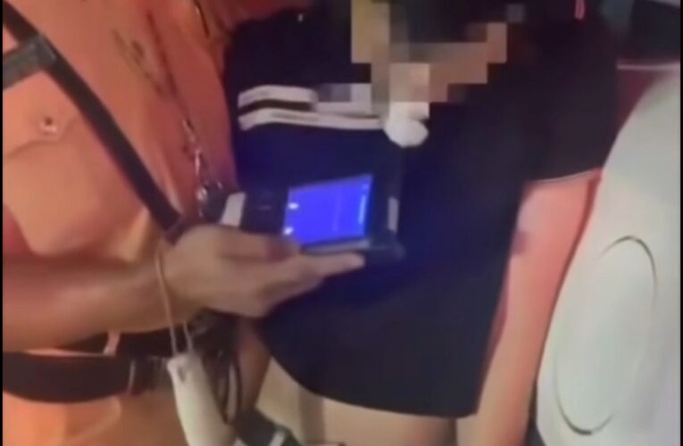 Clip tài xế đứng không vững khi thổi nồng độ cồn.