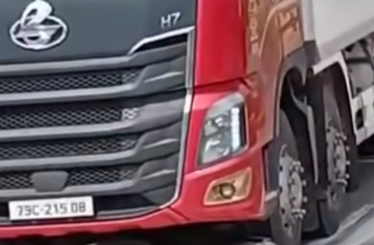 Xe chở Hải Sản Việt Nam sang Đông Hưng – Trung Quốc gây tai nạn.