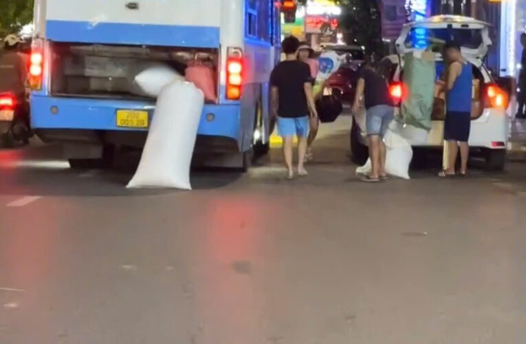 Phạt nặng lái xe đón, trả khách dọc đường không đúng nơi quy định