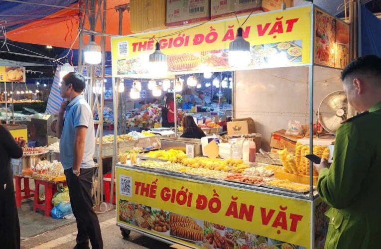 Kịp thời kiểm tra, tạm đình chỉ mặt hàng nghi mốc tại Hội chợ Thương mại Uông Bí