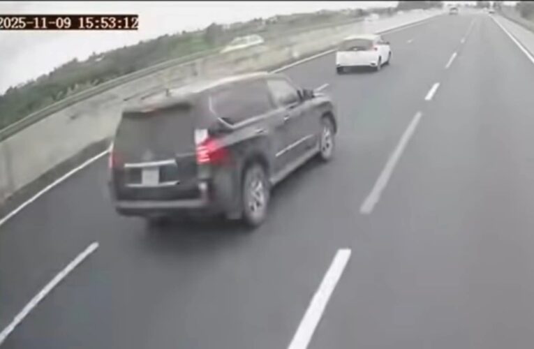 Video:Lexus bị lật trên cao tốc vì tránh xe trước đi ẩu.