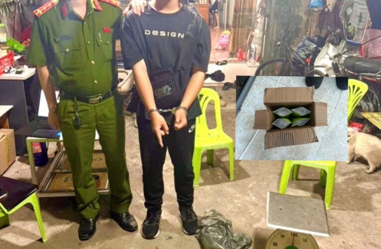 Khởi tố 5 đối tượng ngụy trang giấu bạc dưới đế giày để vận chuyển qua biên giới