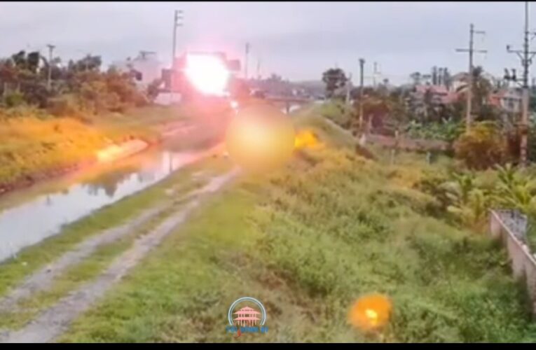 Video cận cảnh người đàn ông bị điện giật ở bờ mương Yên Lập phường Đông Mai.